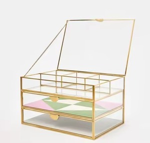 Joyero con Acabado Pulido en Oro Natural y Diseño Floral Metálico Dorado para Organizar Joyas - Product Image 2