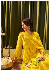 Collection de vêtements indiens pakistanais de qualité supérieure Coton Mal Chanderi Fantaisie Kurti Bas Dupatta Casual Party Wear au prix de gros - Product Image 5