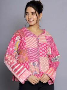 Veste universitaire unisexe matelassée faite à la main manteau d'hiver veste courte avec motif de sari en soie et cadeau de Noël à motif de lettres - Product Image 2