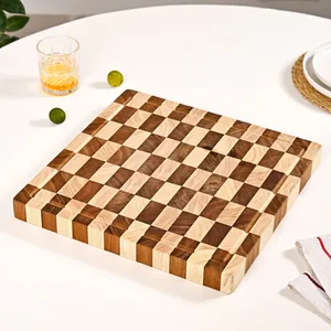 Planche à découper carrée en bois épaisse à carreaux avec logo personnalisé en gros - Écologique, antidérapante, compatible lave-vaisselle pour viandes et légumes - Product Image 1