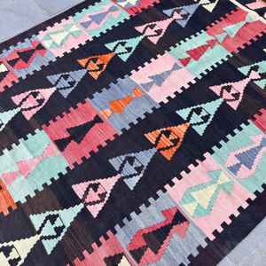 Alfombra Turca Vintage de 5.7x7.9 pies (174x240 cm), Alfombra Kilim Negra con Diseño Floral Rojo - Product Image 5