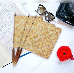 พัดลมระบายความร้อนทำจากไม้ไผ่ทรงสี่เหลี่ยมน่ารักพร้อมด้ามจับยาวอุปกรณ์เสริมสำหรับบ้านอัจฉริยะและของขวัญสำหรับงานหัตถกรรมฤดูร้อน - Product Image 3