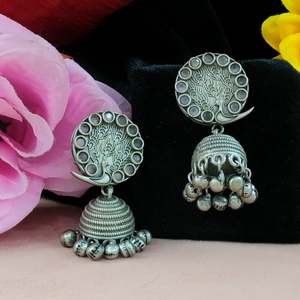 Pendientes colgantes étnicos Jhumki de metal Premium con acabado antiguo para bodas, festivales y uso diario para mujeres - Product Image 6