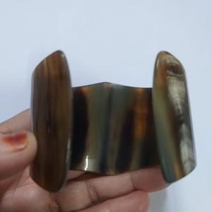 Pochette ronde décorative en corne avec détails d'inspiration vintage pour les soirées décontractées au prix le plus bas par HF CRAFTS - Product Image 1