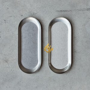 Plateau de service alimentaire en métal avec bords incurvés Plateau en acier inoxydable de conception standard pour la maison et le restaurant Couleur argentée de qualité supérieure - Product Image 1