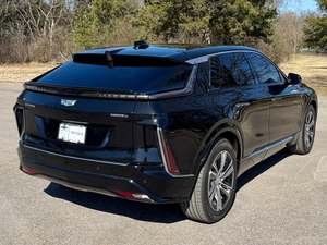 Seminuevo 2024 Cad-ill-ac LYRIQ Luxury W1SC Dirección izquierda Interior oscuro Asientos de cuero R19 Tamaño del neumático - Product Image 2