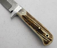 Couteau Bowie de chasse fait main en acier noir OEM personnalisé manche en corne de 15 pouces avec gaine en cuir de qualité supérieure.