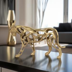 Sculpture de tigre en métal doré majestueux objet de table moderne ajoute une touche artistique audacieuse et un charme de la faune contemporaine - Product Image 2