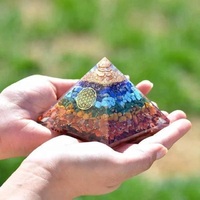Offre Spéciale : Pyramide Orgone 7 Chakras Sculptée en Cristal Superposé avec Anneau en Cuivre – Vente en Gros