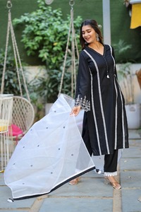 Schwarze Hose Plazo und Short Kurta Set 3 Stück Kurta Plazo Set Lange Damen <span class=keywords><strong>Kurtis</strong></span> für Frauen in Indien Ethnische indische Damen bekleidung - Product Image 2