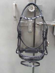 Brida de caballo anatómica de noseband de charol equino al por mayor de alta calidad con cristales de fijación en caliente para montar - Product Image 4