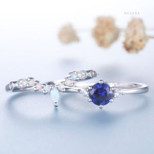 Bague de mariage en saphir bleu coupe ronde jumelée avec une bande d'empilage d'opale, bijoux de mariée en saphir bleu en argent 925 faits à la main d'Inde - Product Image 3