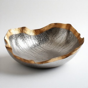 Cuenco de comedor profundo de concha Noble, cuenco artesanal de latón martillado, vajilla de lujo hecha a mano para un comedor elegante y un encanto atemporal de mesa - Product Image 1