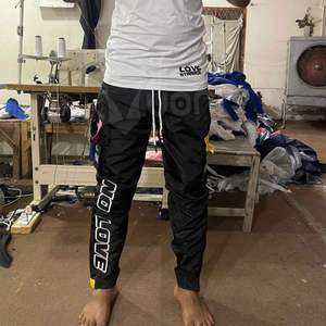 Pantalones de correr ligeros con diseño personalizado para hombre, pantalones de chándal de entrenamiento de cintura alta, bolsillos con cremallera, rectos informales desgastados - Product Image 5