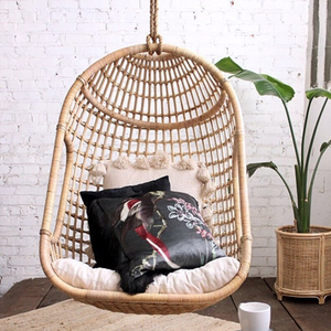 Balançoire en rotin naturel tissé à la main avec corde suspendue réglable et coussin résistant aux intempéries - Product Image 2