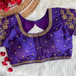 Robe en soie Banarasi lourde moderne avec beau fil de paon et travail Aari sur les manches et le dos - Product Image 6