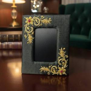 Cadre photo en tissu de soie brodé à la main de haute qualité pour la décoration de la maison, pièce de qualité supérieure ici - Product Image 1