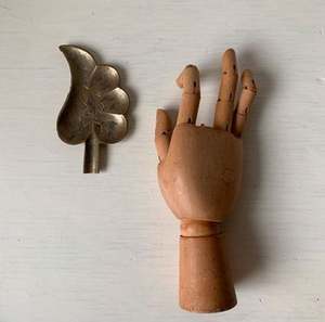 Lot de 2 cendriers antiques en forme de feuille brune avec une finition brillante, parfaits pour la maison, le bar, le restaurant, le bureau et les accessoires de fumer. - Product Image 5