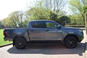 Pick-up Toyota Hilux 2021 avec transmission automatique, moteur turbo, sièges en cuir, phares à LED - Product Image 4