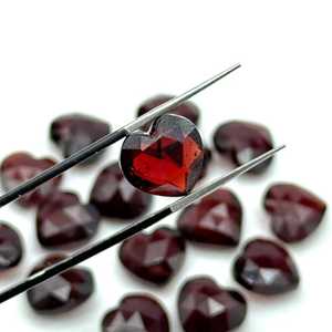 ลูกปัดหัวใจทรงเหลี่ยมจากพลอยโกเมนธรรมชาติ ขนาด 12 มม. สีแดงเข้ม สำหรับทำเครื่องประดับ - Product Image 1