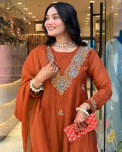 Conjunto Kurtis para mujer con bordado y trabajo de secuencia Traje étnico elegante para fiestas Bodas Festivales Ocasiones especiales - Product Image 3