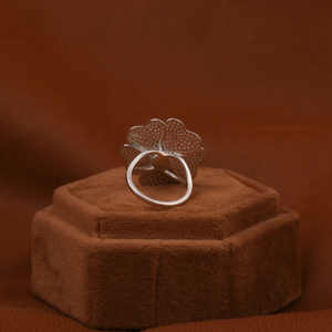 Anillo de mujer de oro macizo de 18 quilates con diamante redondo pequeño y propuesta de diamante cultivado en laboratorio de tono azul Diseño de flores Certificado IGI - Product Image 4