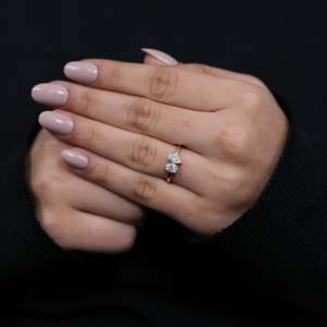 Bague Toi et Moi en Diamant de Laboratoire, Tailles Poire et Ovale, Bande de 2,0 mm, Couleur F (Blanc pour Platine), Options en Argent Sterling/Platine/Or - Product Image 3