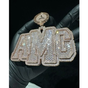 Pendentif Moissanite personnalisé pendentif Baguette lettre initiale nom 925 pendentif Moissanite VVS en argent glacé disponible à la vente - Product Image 1