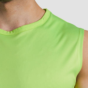 Camiseta sin mangas de ajuste definido para hombre con tela atlética que absorbe la humedad y estilo urbano para verano o ropa de gimnasio - Product Image 2