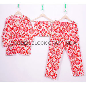 Ensemble de pyjama floral de haute qualité en tissu respirant pour un confort ultime tissu pour se prélasser dans la maison - Product Image 1