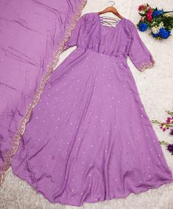 Vestido Chinnon Anarkali hecho a mano con intrincado bordado Premium Party Wear para Mujer | Colección de bodas - Product Image 5