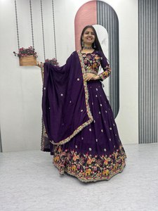 Nouvelle tenue indienne du sud, magnifique ensemble de designer en soie chinon pure, confectionné sur mesure, avec dupatta, de SIE - Product Image 2