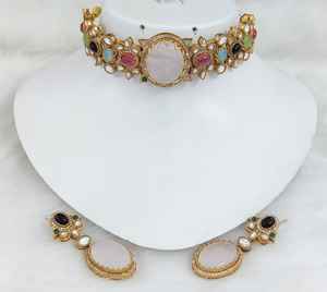 Ensemble de collier ras du cou en laiton Polki inspiré de Sabyasachi, idéal pour les mariages, les tenues de soirée, complète les tenues ethniques et occidentales - Product Image 2