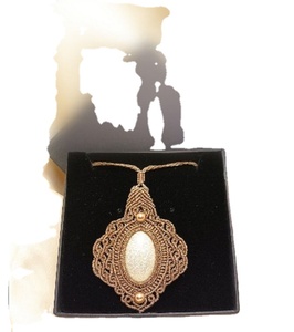 Collar de macramé único y moderno para damas y niñas, colgante de piedras preciosas hecho a mano, gargantilla de labradorita, collar de perlas de piedra lunar. - Product Image 1