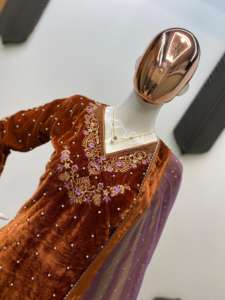 Traje Salwar de Terciopelo de Diseño Indio-Pakistaní con Lentejuelas y Bordados, Traje Salwar Elegante para Fiestas, Bodas y Uso Casual - Product Image 4