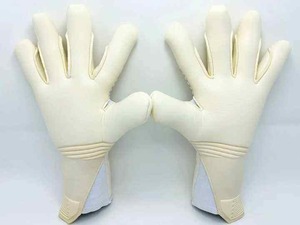 ถุงมือผู้รักษาประตูคุณภาพพรีเมียม ผลิตจากยางลาเท็กซ์เยอรมัน ตัดเย็บแบบ Negative Cut ป้องกันการลื่น สายรัดข้อมือปรับได้ ระบายอากาศได้ดี-ปรับแต่งได้ - Product Image 3