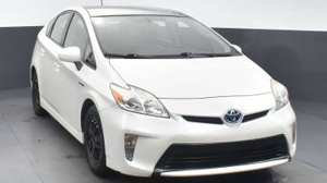Toyota Prius Four 2015 d'occasion en excellent état, conduite à gauche, sièges en cuir, pneus R17, automatique, toit ouvrant panoramique, phares à LED - Product Image 4