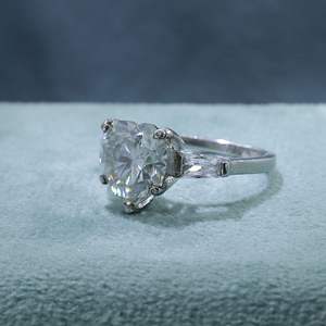 Anillo de compromiso de estilo de 3 piedras de diamante de corte Baguette cónico y corazón para mujer - Product Image 4