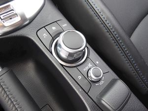 2020 para Toyota Yaris XLE Bajo Consumo de Combustible Transmisión Manual/Automática Interior de Cuero Oscuro Tamaño de Neumáticos R17 Eléctrico/Gasolina 4L - Product Image 4