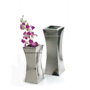 Florero martillado de Metal de diseño de tendencia para sala de estar, macetas decorativas con acabado plateado para interiores - Product Image 1