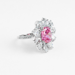 Anillo de Compromiso con una Piedra Preciosa Rosa de Corte Ovalado y Halo de Moissanita - el Regalo de Navidad Perfecto que Simboliza el Amor y la Elegancia - Product Image 3