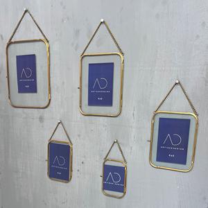 Juego de 5 marcos para fotos, marcos decorativos de metal, latón y vidrio con acabado en latón - Product Image 1