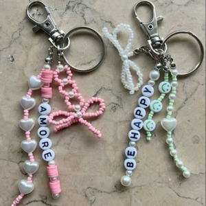 Kit de fabrication de porte-clés perlés DIY - Artisanat <span class=keywords><strong>fait</strong></span> main pour soirées entre filles, ensemble de loisirs créatifs pour porte-clés esthétiques, <span class=keywords><strong>idée</strong></span> de rendez-vous personnalisée à la <span class=keywords><strong>maison</strong></span> - Product Image 1