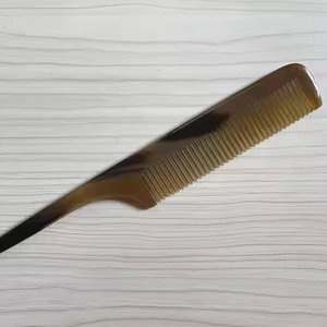 Peigne en corne de qualité supérieure Crescent Crafts lisse et écologique - Product Image 1