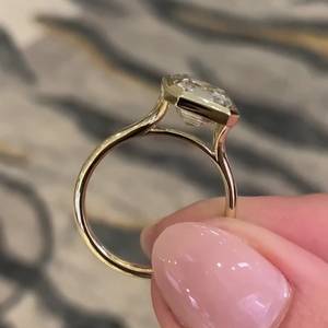 แหวนหมั้นเพชรแล็บ 2.70 กะรัต รับรองโดย IGI ทรง Asscher ขอบเพชรแบบ Split Bezel ตัวเรือนทองคำ สำหรับผู้หญิง สี D-E-F ความสะอาด VVS-VS เหมาะสำหรับงานแต่งงาน - Product Image 4