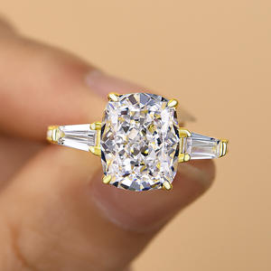 Bague en or jaune plaqué avec pierre centrale en CZ taille coussin 8x10 mm et pierres latérales en baguette effilées, bijoux de fiançailles - Product Image 1