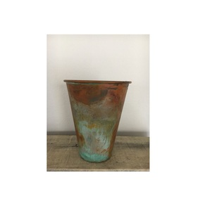 Luxueux vases à fleurs en fer forgé de style antique avec des gravures florales artisanales pour des décorations élégantes pour la maison - Product Image 6