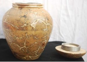 Urne funéraire en bois artisanale Urne commémorative décorative de créateur avec couvercle pour urne funéraire de cendres adultes - Product Image 2