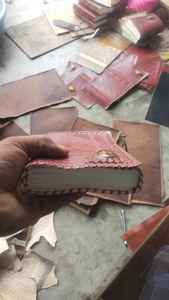 Diario de cuero en relieve Majestic Dragon de ágata hecho a medida con elegantes detalles en piedra. Ideal para regalar y uso personal - Product Image 3