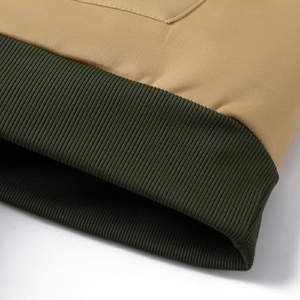 เสื้อฮู้ดผู้ชายสีเขียวมะกอกและสีดำแบบคัลเลอร์บล็อก พร้อมกระเป๋าจิงโจ้สีแทน - Product Image 6